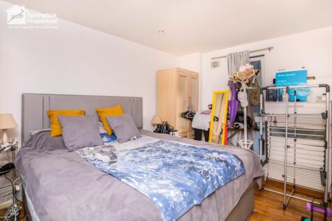 2 bed, 2 bath Apartment in Manchester - Photo 5
