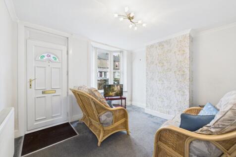 CAM04018G0-PR0422-STILL001