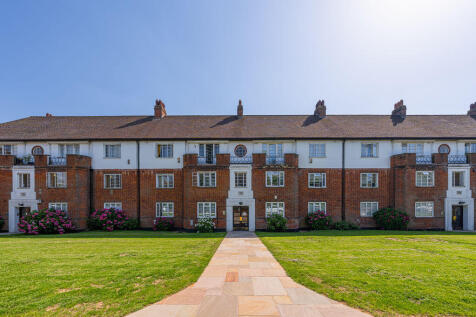 A bright and spacious two double-bedroom apartment situated on the ground floor of an attractive mansion block overlooking the picturesque Lyttelton Playing Fields in the heart of Hampstead Garden Sub