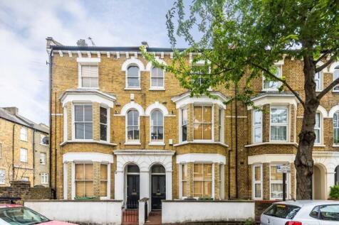 On the ground floor of a Victorian conversion, this property includes a large reception room, with wooden flooring, separate eat-in kitchen and a patio garden. Perfect for those summer evenings.