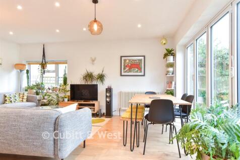 Lounge/ Kitchen