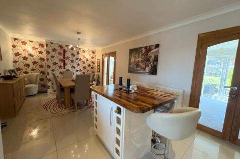 Breakfast Bar and Dining Area