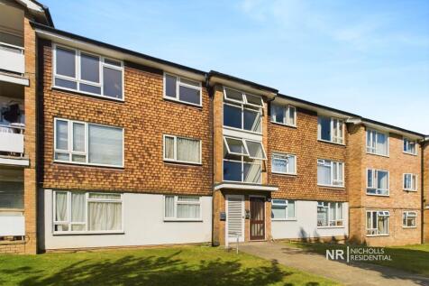 Nicholls Residential are pleased to offer for rent this second floor, well-proportioned two double bedroom flat. The kitchen is functional, complete with essential electric appliances and ample counte