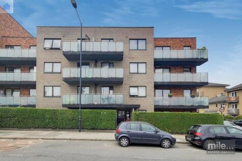 *** SOLE AGENTS *** mile... is delighted to offer to the market this amazing two double bedroom apartment situated in this secure development.