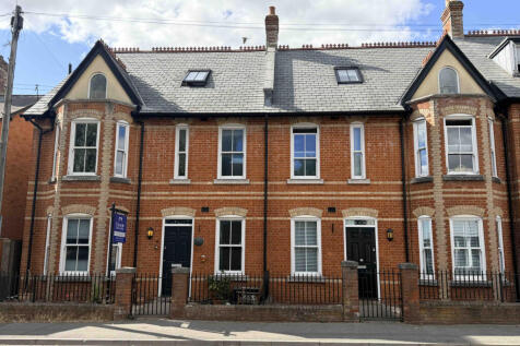 Spacious & Bright Two-Bedroom First Floor Apartme