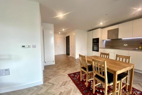 *Tenancy Starts in Late Aug or Beginning of Sep Welcome Spacious 2beds 2 bath property in Three Waters, London E3/ Video Tour available Zone 2/24hour Concierge/Residents' Screening Room/Beautiful balc