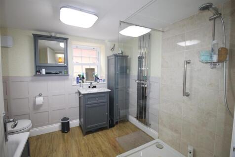 Basement flat bathroom.JPG