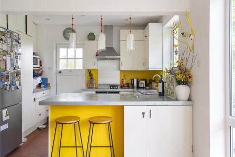 A well-presented three-bedroom house arranged over two floors, offering balanced living space and a practical layout suited to both families and professional sharers. Moyser Road is ideally positioned