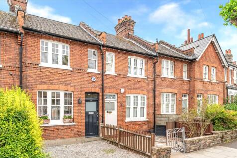 Short Let Available on this delightful Victorian Cottage in Crouch End. Located near to excellent transport links at Hornsey Overground station. The open spaces of Alexandra Palace are also right on t