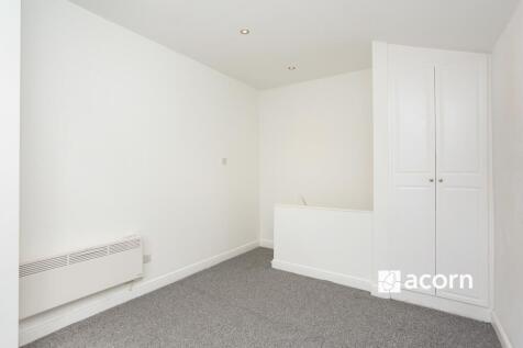 Discover convenience and comfort in this well-presented 1-bedroom flat, ideally located just a short walk from the local Catford & Catford bridge train stations — perfect for commuters and city explor