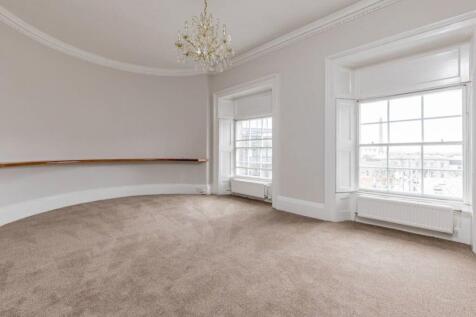 A beautifully presented unfurnished two-bedroom flat situated in the heart of Edinburgh's vibrant Haymarket district. Recently redecorated throughout, the property offers bright and spacious accommoda