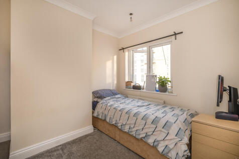 4 bed, 2 bath Semi-Detached in leeds - Photo 11