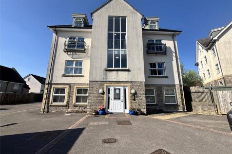 Two Bedroom top floor flat located in Kingswood. Available from 29th June and has an allocated parking space.