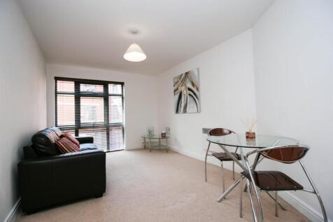 *** JEWELLERY QUARTER LOCATION *** Stunning one bedroom apartment in Lion Court, situated ideally in the popular Jewellery Quarter. Property consists of large living area, fully fitted kitchen and spa
