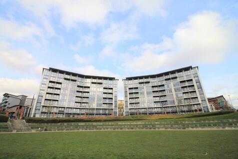 A beautifully presented two bedroom apartment in the highly sought after location of Park Central. Situated on the first floor with views over the park area and City Centre skyline with a large balcon