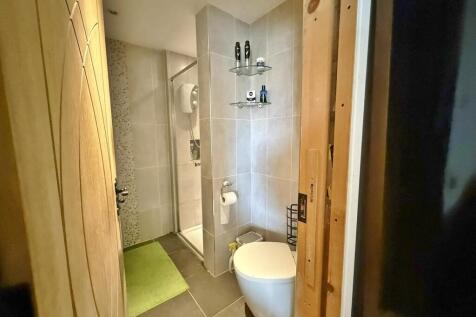 En-suite shower bedroom 4