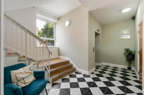 Eastwood Close, E18