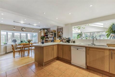 Kitchen/B'fast Room