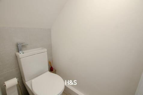 86 Slater Road - wc.jpg