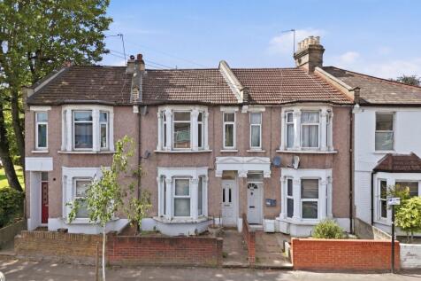 *MUST BE SEEN* Wonderlease are delighted to present to the market for rent this stunning newly repainted two bedroom flat in Walthamstow. This property benefits from two double bedrooms, open plan kit