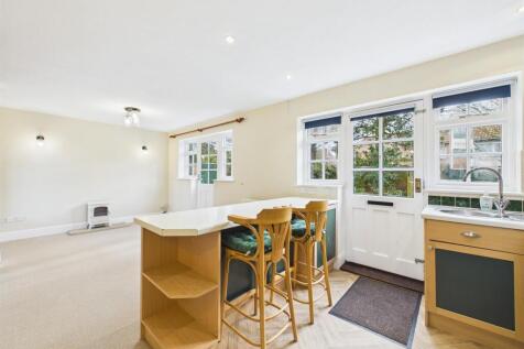 Open plan kitchen/dining/living