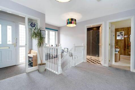 4 bed, 2 bath Detached in Leeds - Photo 12