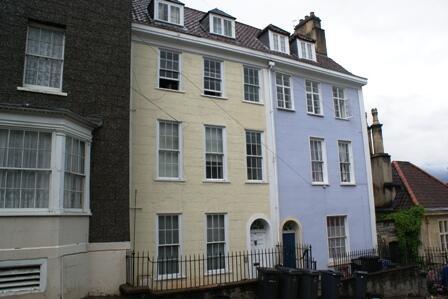 CENTRAL STUDIO APARTMENT WITH SEPARATE KITCHEN. The flat comprises hall, kitchen with cooker, halogen hob, fridge and freezer. Sitting room/bedroom, bathroom with shower and a small patio garden. Ref3