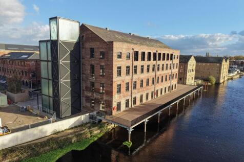 Office to rent in wakefield