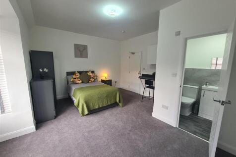 Large Double En-Suite Room | Ground Floor | Beautifully Presented | Fully Furnished | All Utility Bills Included | NO FEES