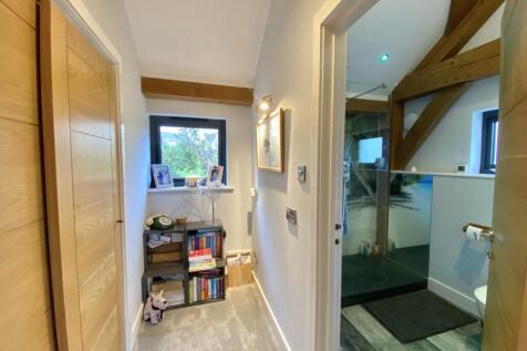 Dressing Area into En Suite