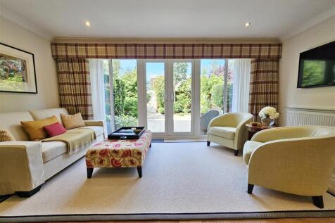 FAMILY DINING KITCHEN