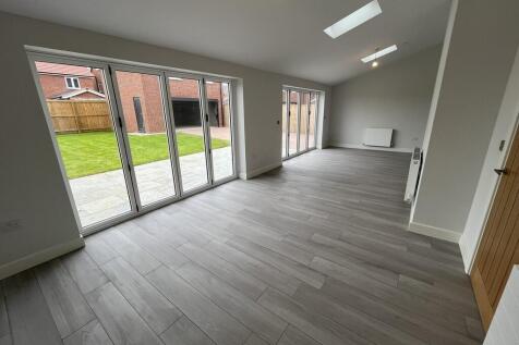 Rear sun room/din...