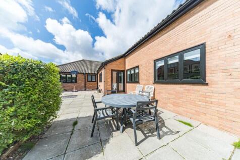 31 The Meadows patio.jpg