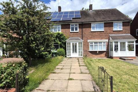 SPACIOUS FAMILY HOME WITH THREE GOOD SIZED BEDROOMS, WELLL APPOINTED FITTED KITCHEN, GENEROUS LOUNGE, SEPARATE DINING ROOM, PLENTY OF STORAGE SPACES, DRIVEWAY PARKING AND LARGE PRIVATE REAR GARDEN, lo