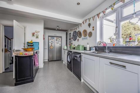 250 Havant Road, Hayling Island-Small-PorticoMarke
