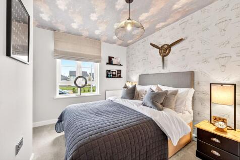 Double bedroom in 4 bed home