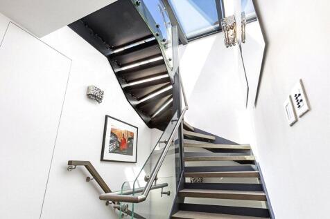2 bed, 2 bath Penthouse in London - Photo 9