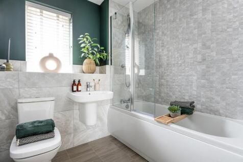 Family-sized bathroom with high quality fixtures and fittings