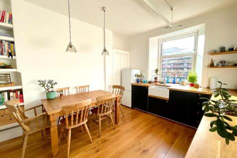 A bright and spacious furnished one-bedroom top-floor flat located a short walk from the city centre. Beautifully presented throughout, including a spacious and modern dining kitchen. Available 20 Jul