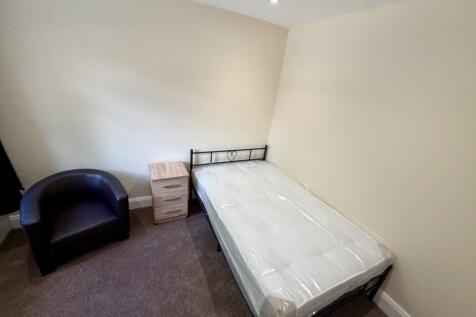 ** Zero Deposit Guarantee Available **
*STUDENT PROPERTY 2026-2027* 4 bedroom student house available to rent. Half rent for the first month. Bills package available.