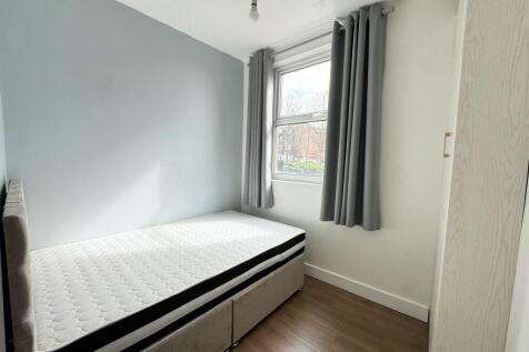 Spacious double bedroom available in a six-bedroom house share in LS3 from 1st July 2026. Ideal for students or professionals, the property features two modern bathrooms, a shared kitchen and living a