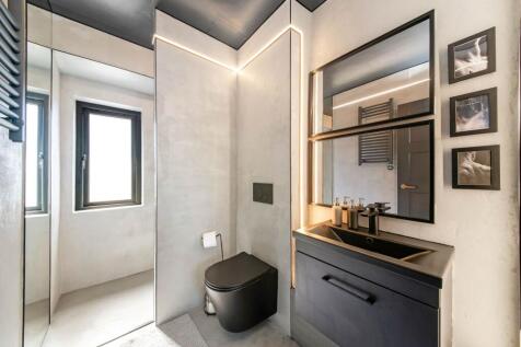 EN-SUITE SHOWER ROOM