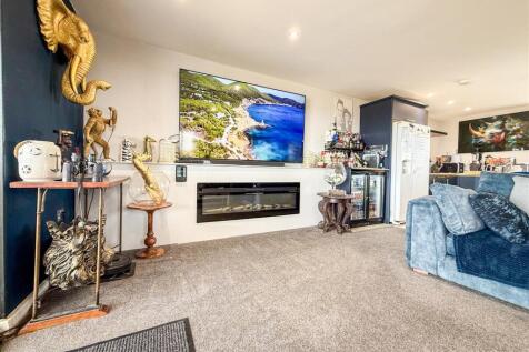 LOUNGE AREA / FAMILY ROOM