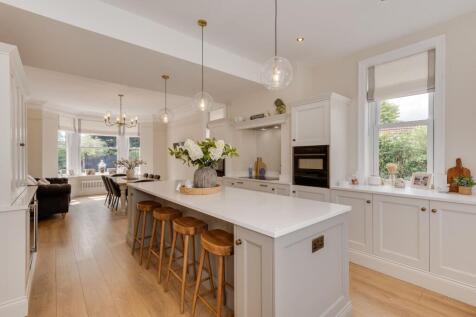 OPEN PLAN KITCHEN AND DINER