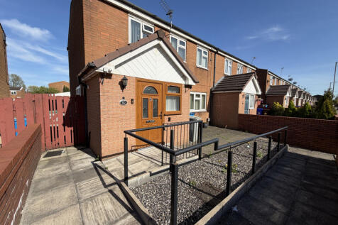 Discover the perfect rental opportunity in the heart of Manchester! This spacious 5-bedroom terrace property on South Street, M12 4, offers proximity to top-rated schools, convenient shopping at Appna