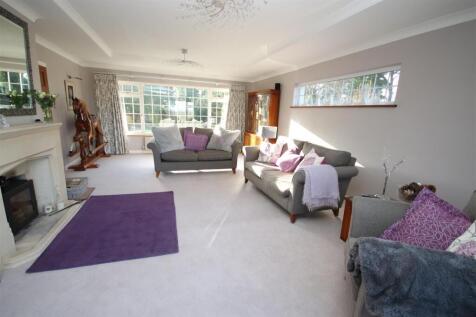 Sitting room aspect to front