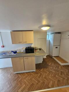 1 Bedroom Flat in a Terraced House Self Contained Kitchen & Bathroom On Street Parking