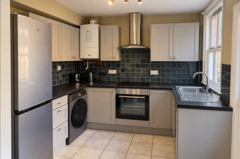 5 Bedroom Semi-Detached in NG7 2BW