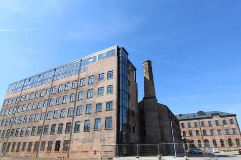 This stunning first floor 1 bed apartment in the Victoria Riverside mill conversion is situated just 11 minutes from Leeds city centre and is in move in condition. Due to the fantastic location and sp