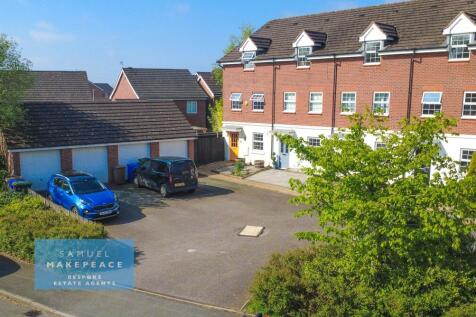 Four Bedroom End Town House with Detached Garage